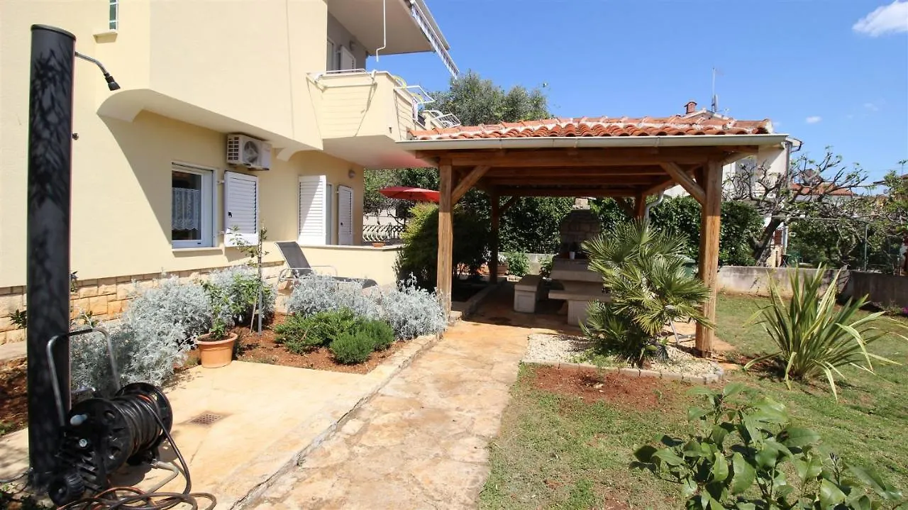 Laura A2, 5 Minutes Of Walking To The Beach Apartment Novigrad
