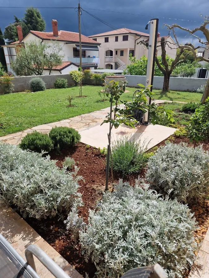 Laura A2, 5 Minutes Of Walking To The Beach Apartment Novigrad